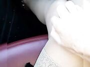 Moglie in autoreggenti in auto