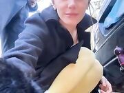 Coppia esibizionista all'aperto