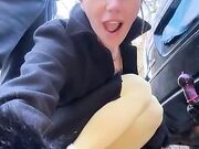 Coppia esibizionista all'aperto