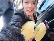 Coppia esibizionista all'aperto