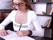 Studentessa disposta a tutto per passare l'esame