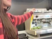 Barista italiana tettona lo succhia al lavoro