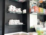 Barista italiana tettona lo succhia al lavoro