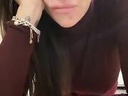 Barista italiana tettona lo succhia al lavoro