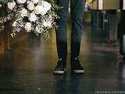 Fa scopare la sua ragazza onlyfanser dai suoi amici