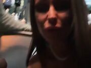 Pompino di  dietro il bancone del bar