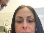 Pompino di  dietro il bancone del bar