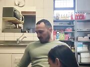 Pompino di  dietro il bancone del bar