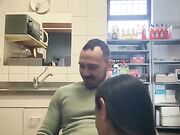 Pompino di  dietro il bancone del bar