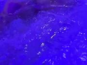 Milf tatuata ditalino con orgasmo nell'idromassaggio