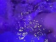 Milf tatuata ditalino con orgasmo nell'idromassaggio