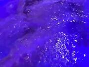 Milf tatuata ditalino con orgasmo nell'idromassaggio