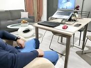 Mentre vedo un film si inginocchia e mi fa un pompino