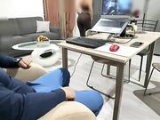 Mentre vedo un film si inginocchia e mi fa un pompino