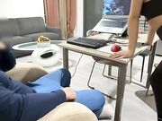 Mentre vedo un film si inginocchia e mi fa un pompino