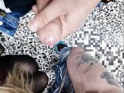 Moglie in ginocchio per ricevere la loro sborra