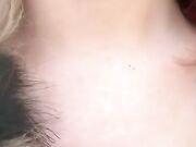 Ragazza rossa spompina cazzo in pubblico