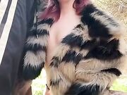 Ragazza rossa spompina cazzo in pubblico