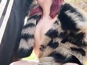 Ragazza rossa spompina cazzo in pubblico