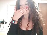 Milf ricciolina con belle tettone e culo sodo