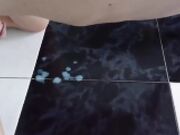 Munto come una cagnetta inginocchiato sul pavimento