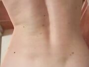 Le riempio la fica di piscio e le sborro in bocca