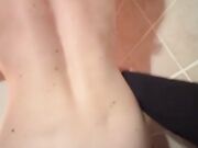 Le riempio la fica di piscio e le sborro in bocca