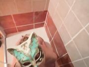 Le riempio la fica di piscio e le sborro in bocca