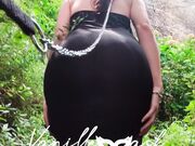 Il padrone porta Vanille al guinzaglio a fare squat