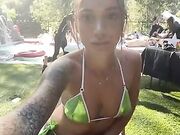 Massaggio rilassante in piscina con amici