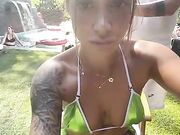 Massaggio rilassante in piscina con amici