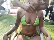 Massaggio rilassante in piscina con amici