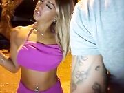 Coppia esibizionista all'aperto lei bionda fica