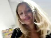 Ditalino rischioso al supermercato bionda italiana