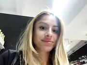 Ditalino rischioso al supermercato bionda italiana