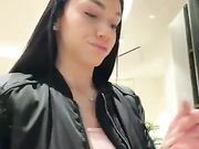 Italiana atomica si masturba nel bagno pubblico