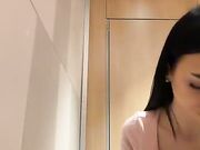 Italiana atomica si masturba nel bagno pubblico