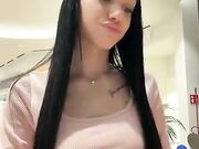 Italiana atomica si masturba nel bagno pubblico