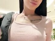 Italiana atomica si masturba nel bagno pubblico