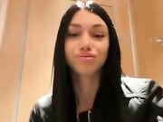 Ditalino nel bagno del centro commerciale