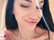 Ditalino nel bagno del centro commerciale