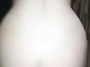 Una casalinga si diverte con un pene in un video amator