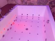 Giocano a fare le lesbiche e si masturbano