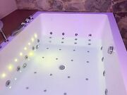 Giocano a fare le lesbiche e si masturbano