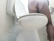 Milf italiana pissing in bagno