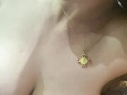 Milf con grosse tette naturali si sditalina