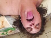 Si masturba sul divano