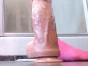 Vedo mia cugina che mi spia mentre cavalco