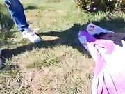 Si masturba con l'amica all'aperto e spompina con lei