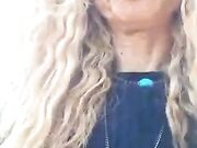 Si masturba con l'amica all'aperto e spompina con lei